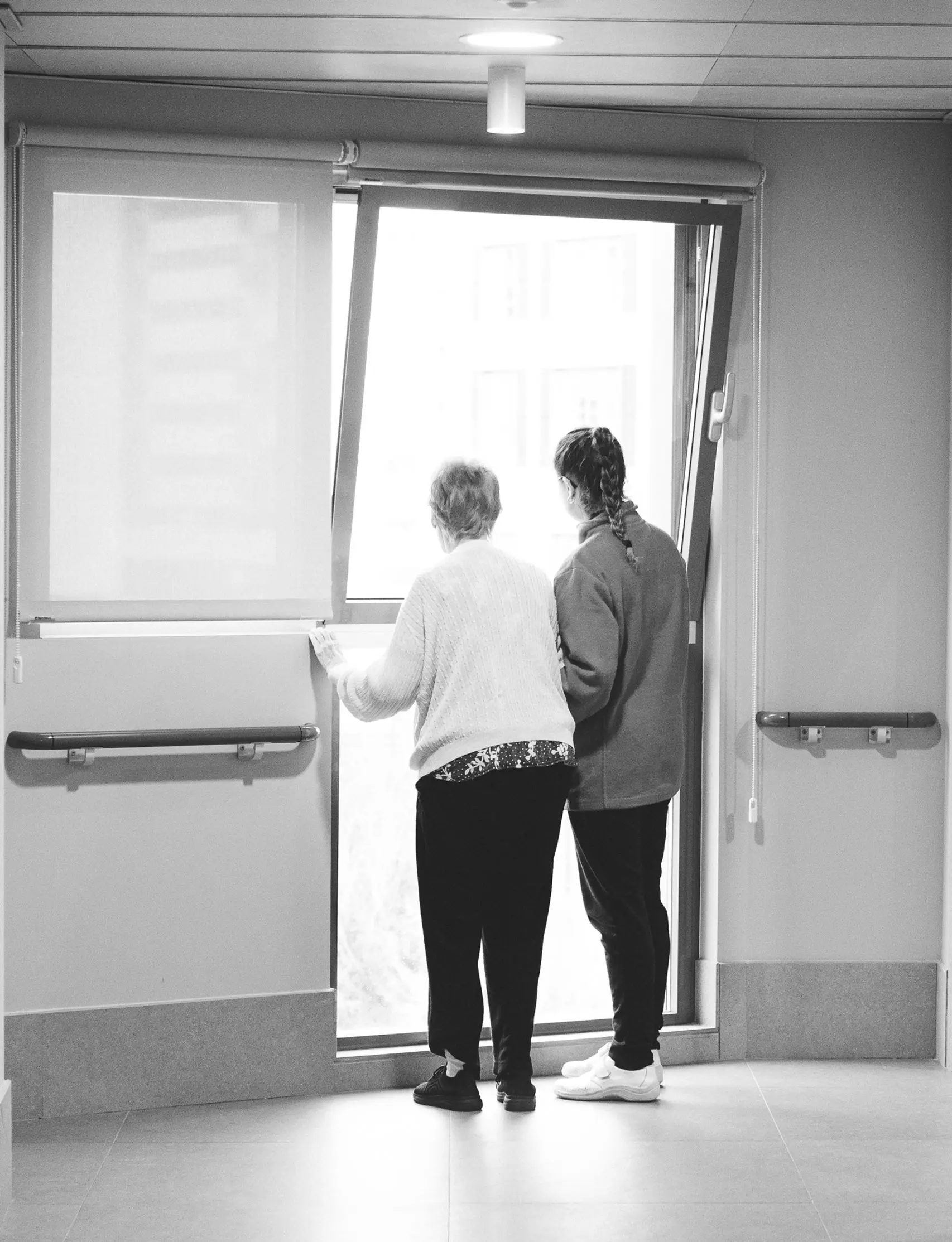 Señora siendo asistida por una cuidadora